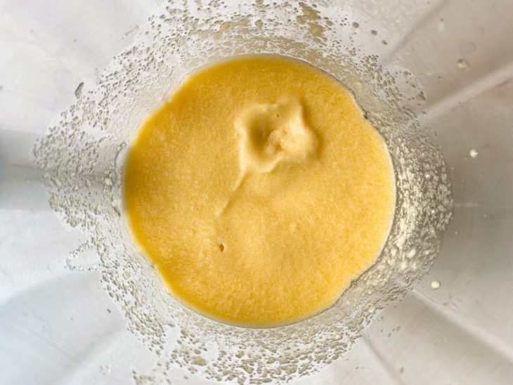 No liquidificador, os ovos, a manteiga e o açúcar batidos em creme homogêneo.