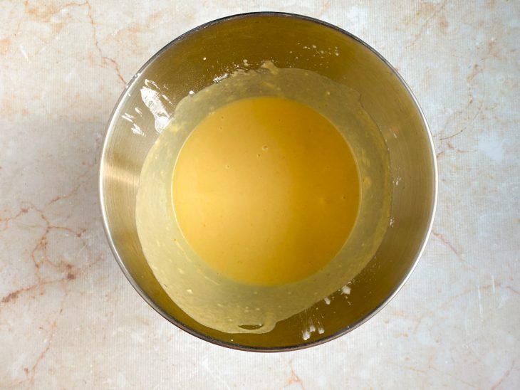 Numa tigela, a massa incorporada com a baunilha e o amido de milho.