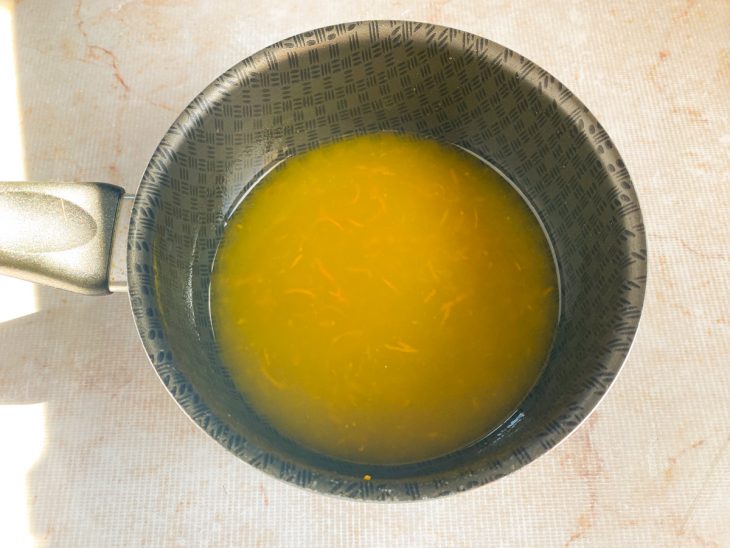 Na panela, a calda reduzida e encorpada.