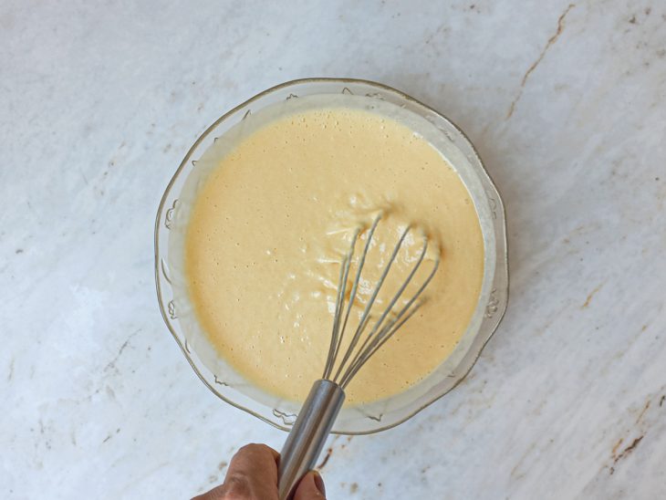 Ingredientes misturados com um fouet.
