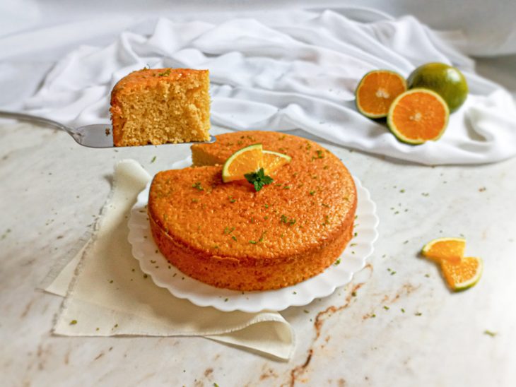 Bolo de laranja de liquidificador fofinho pronto para consumo