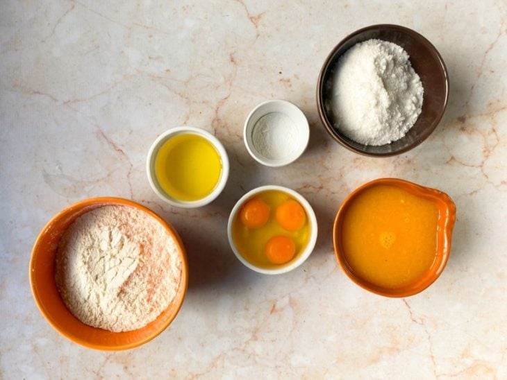 Uma bancada com os ingredientes.