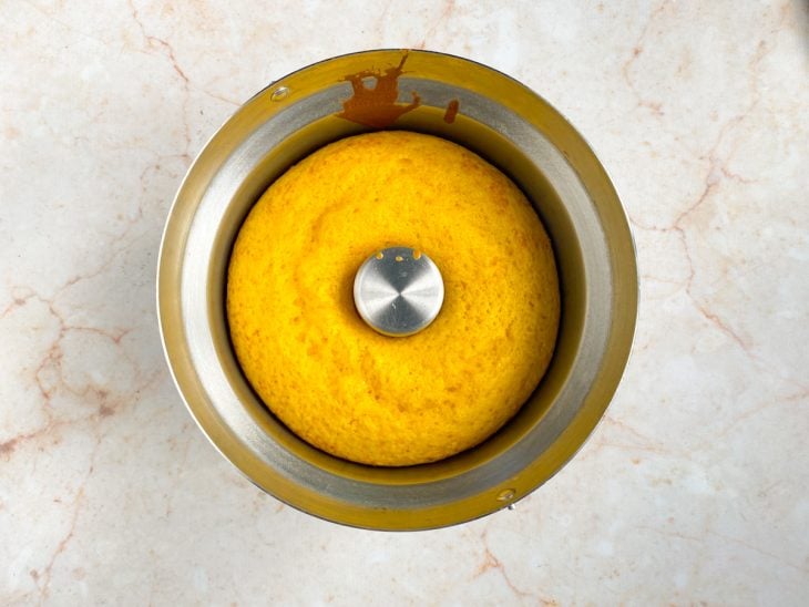Uma forma com o bolo de laranja fácil.