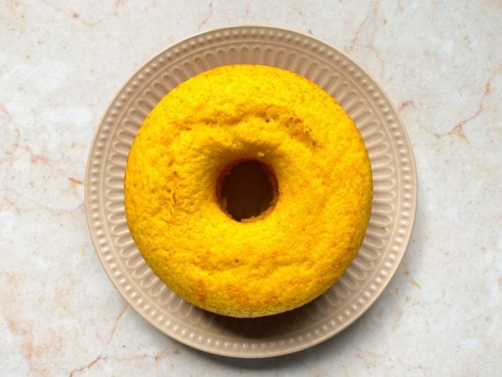 Um prato com o bolo de laranja fácil.