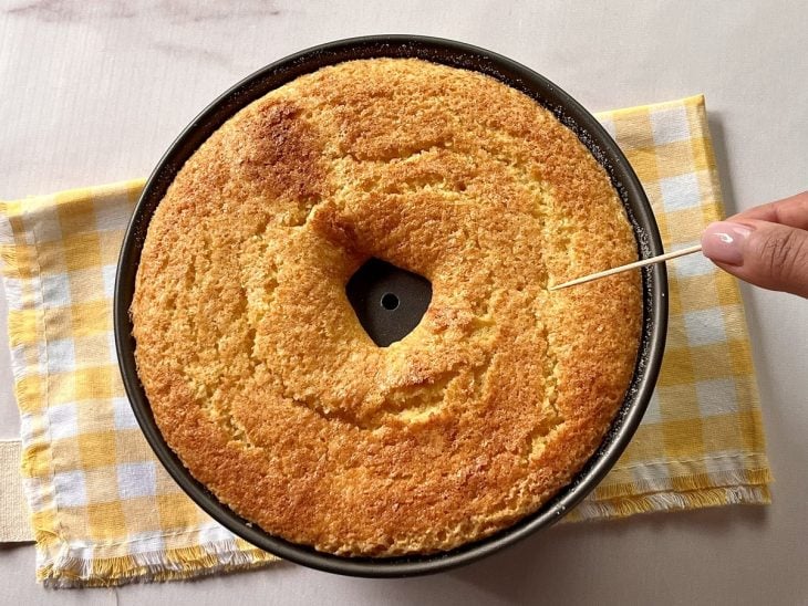 Uma forma contendo um bolo de laranja.