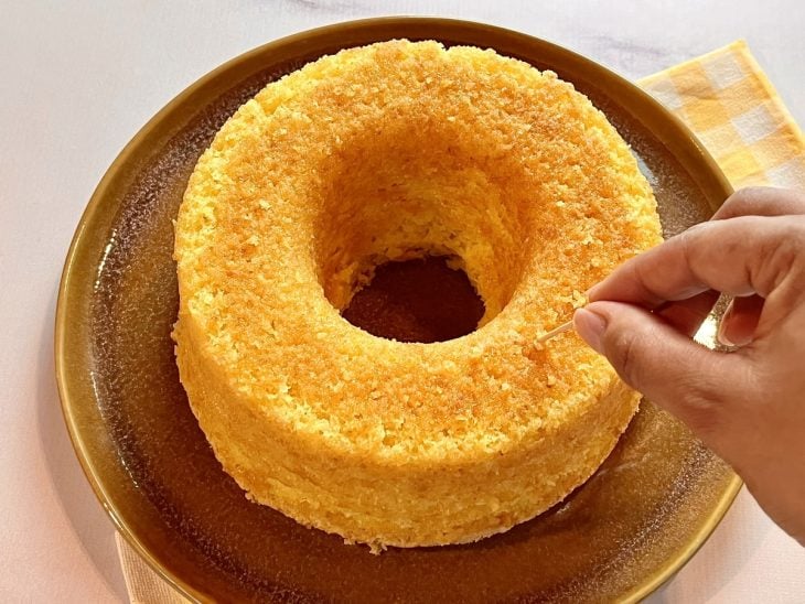 Um recipiente contendo um bolo de laranja.