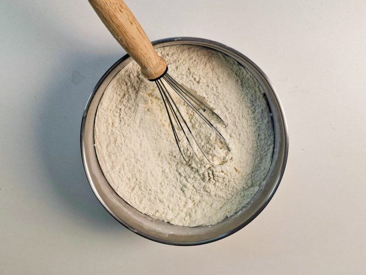 Ingredientes colocados num pote.