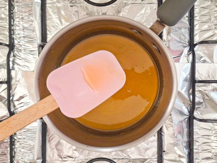 Calda de laranja na consistência desejada.