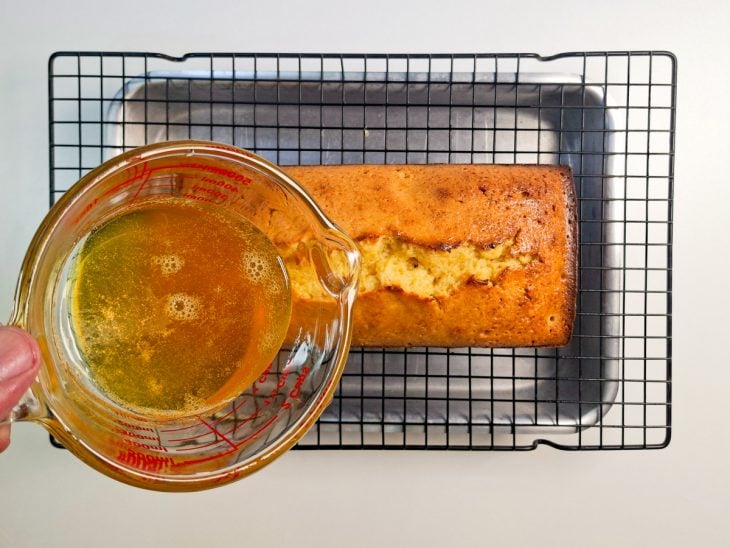 Calda de laranja para ser despejada sobre o bolo.