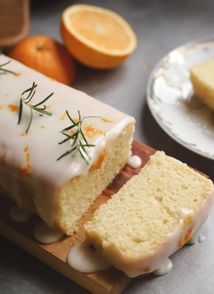 Bolo de laranja vegano com calda