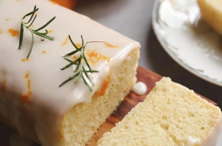 Bolo de laranja vegano com calda