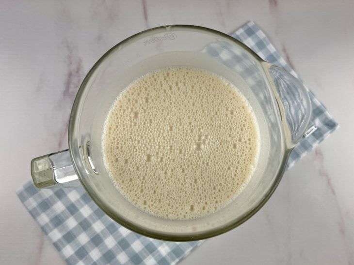 Um liquidificador contendo a mistura de ovos, açúcar, manteiga, leite, leite condensado e farinha.