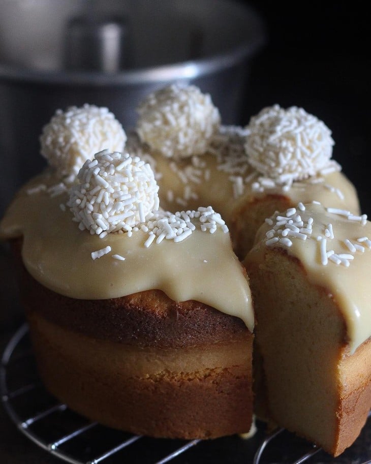 Bolo de leite condensado com cobertura