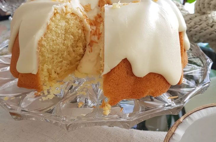 Bolo de leite de coco com cobertura