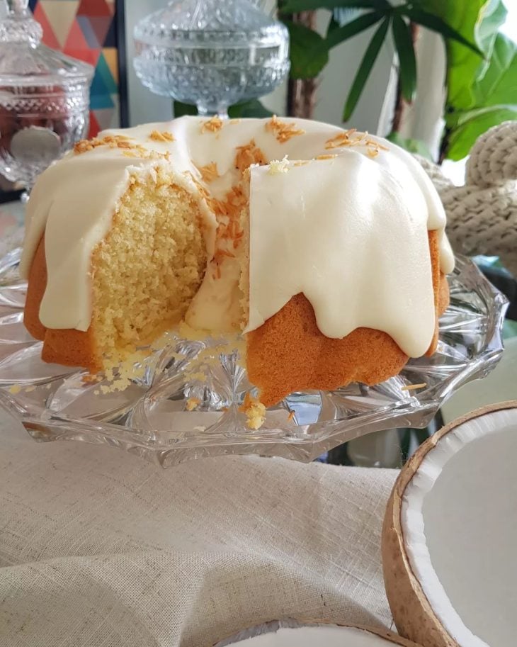 Bolo de leite de coco com cobertura