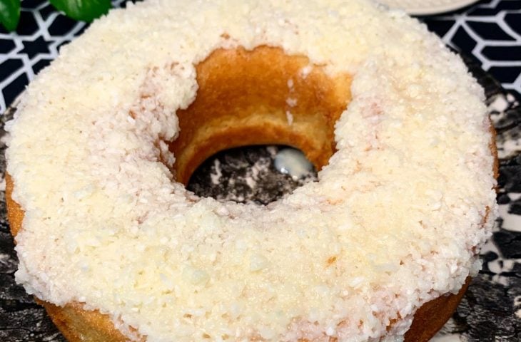 Bolo de leite em pó com cobertura de coco