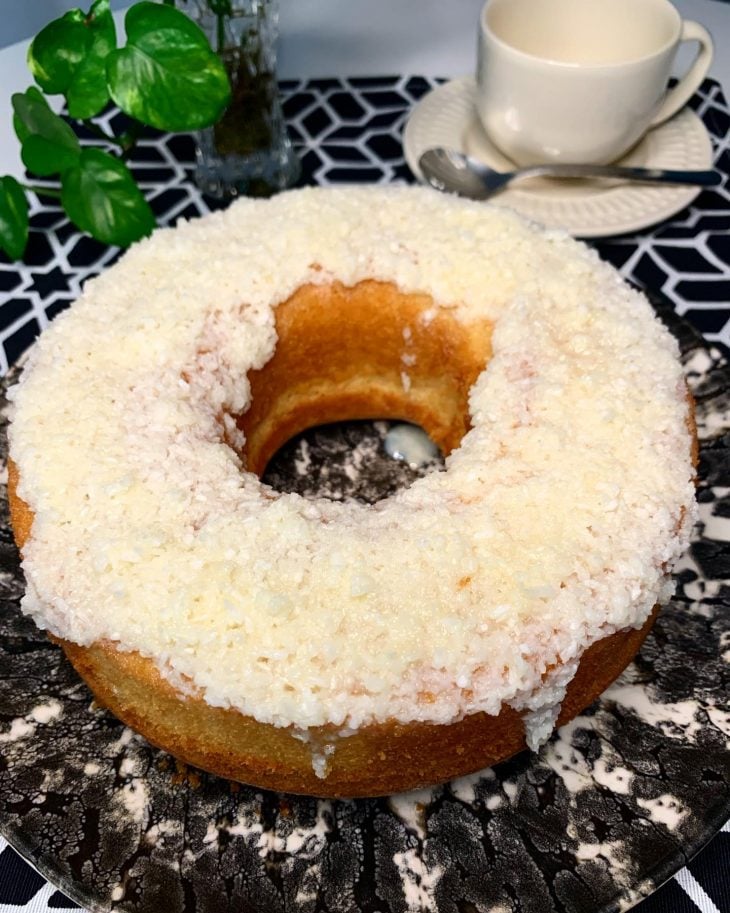 Bolo de leite em pó com cobertura de coco