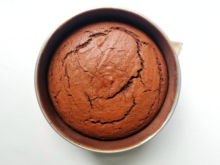 Uma forma com um bolo de chocolate.