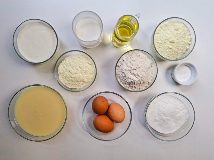 Ingredientes reunidos em uma bancada.