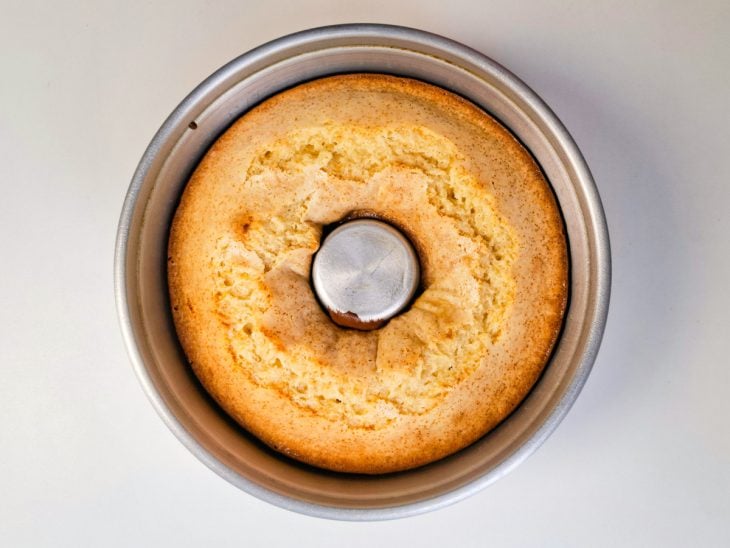 Bolo de leite Ninho assado em uma forma redonda.