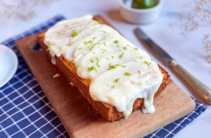 Bolo de limão com calda
