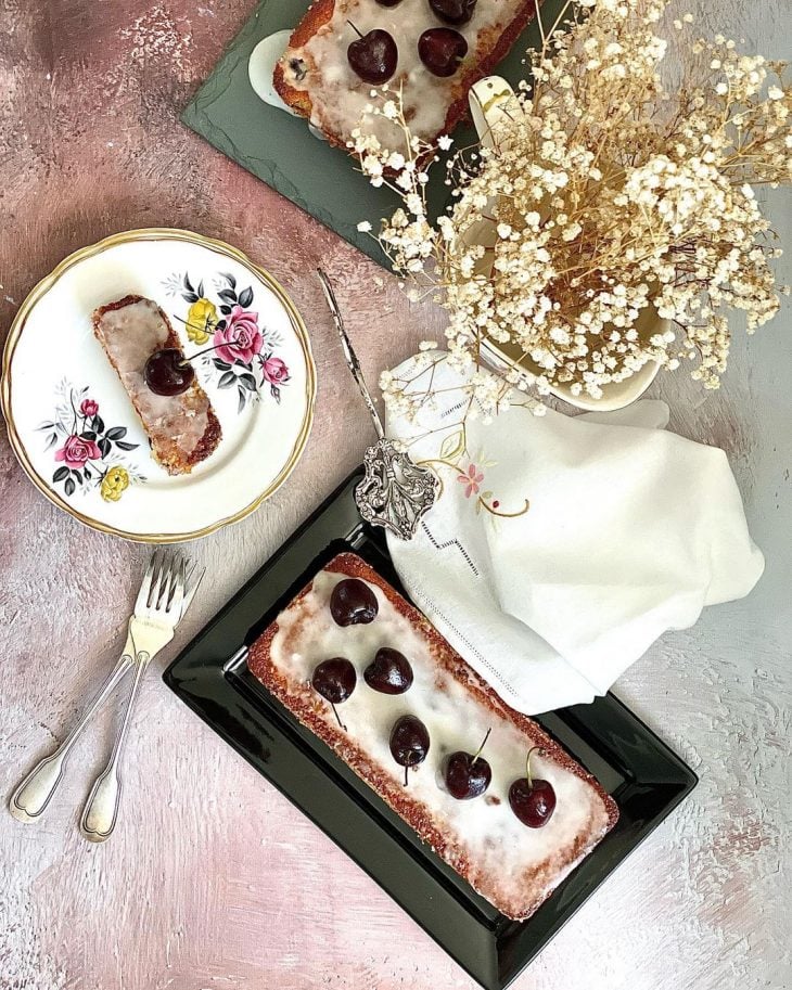 Bolo de limão com cerejas