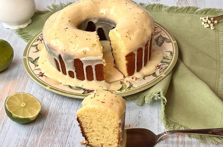 Bolo de limão com cobertura de leite Ninho