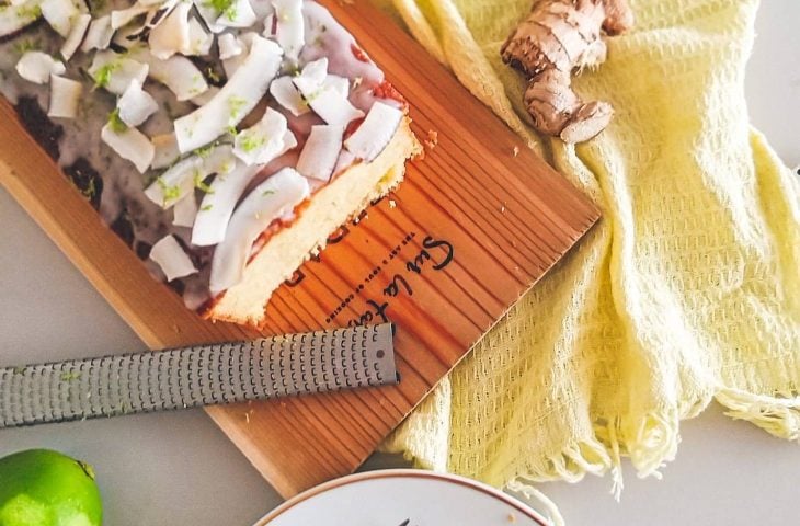 Bolo de limão com coco e gengibre