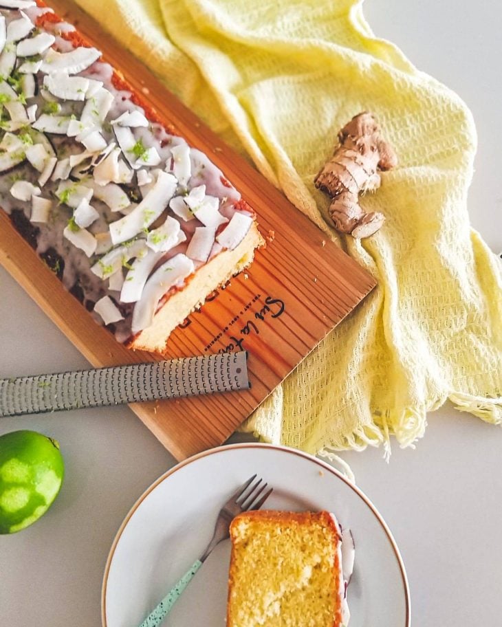 Bolo de limão com coco e gengibre