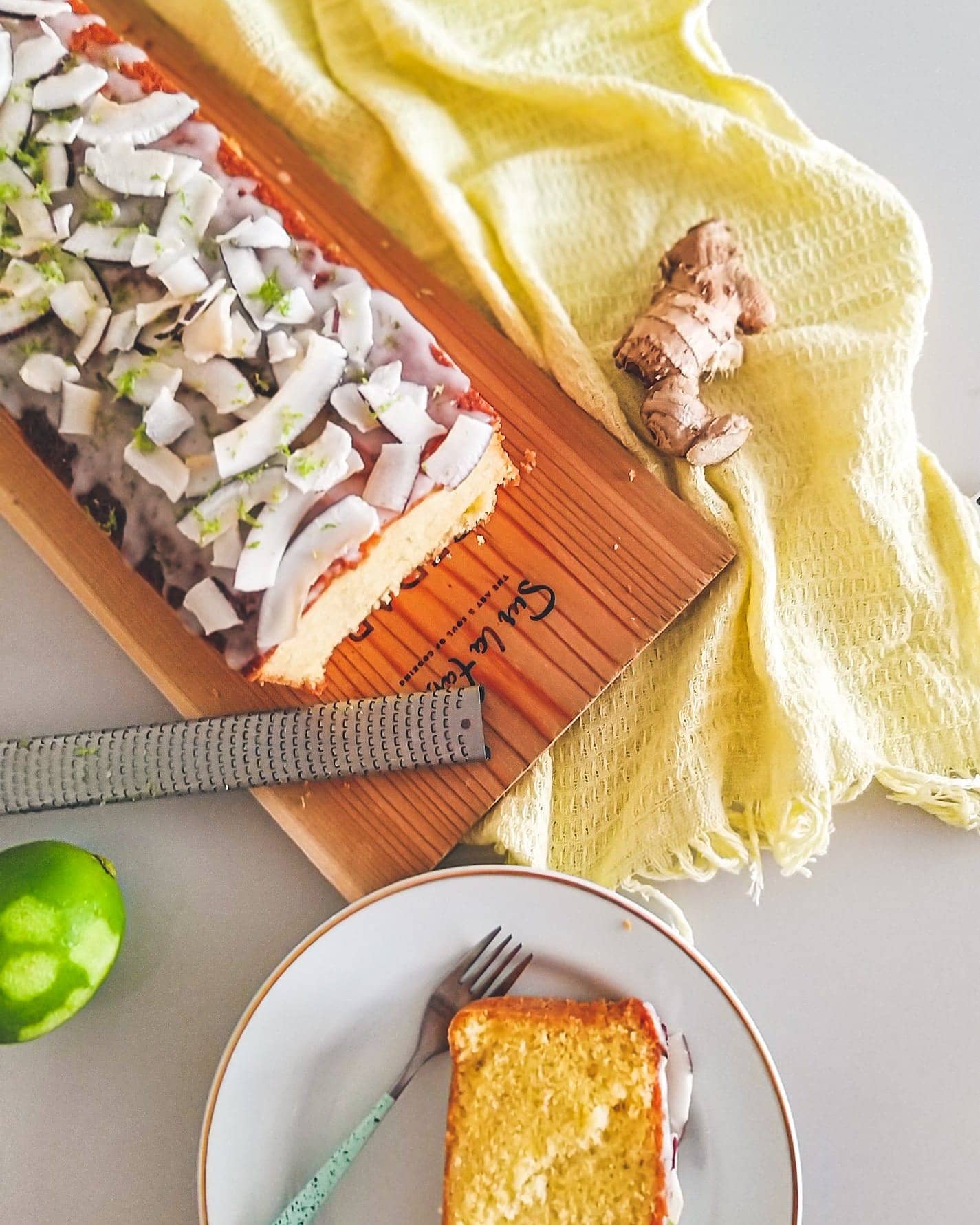 Bolo de limão com coco e gengibre