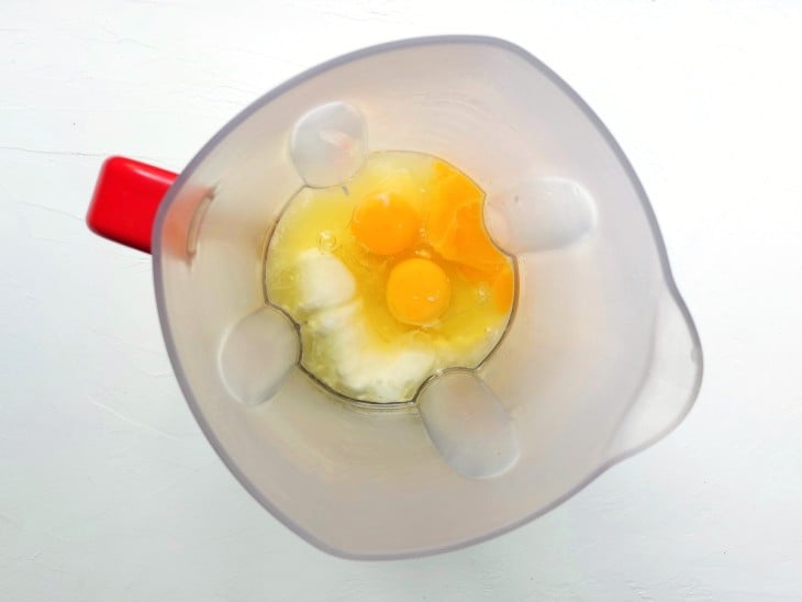 Iogurte, açúcar, ovos, óleo e suco de limão-siciliano no liquidificador.