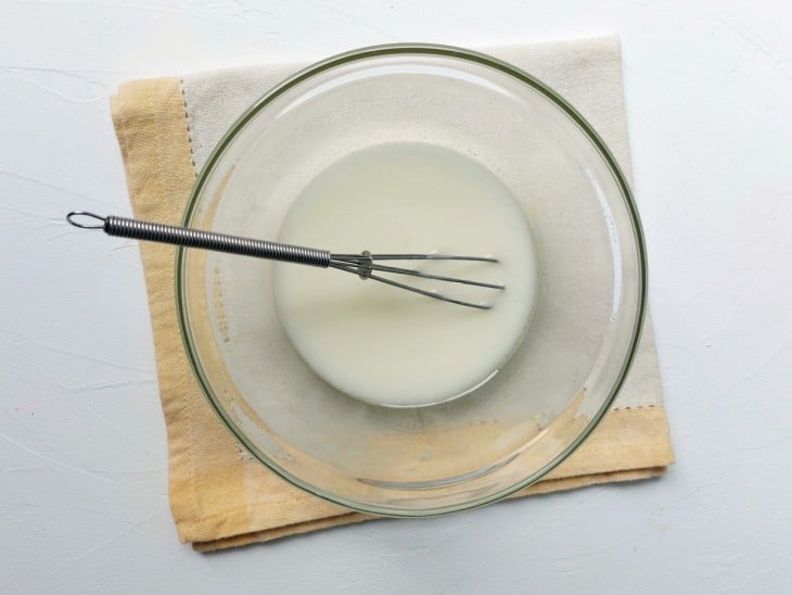 Suco de limão e açúcar de confeiteiro misturados em um bowl.