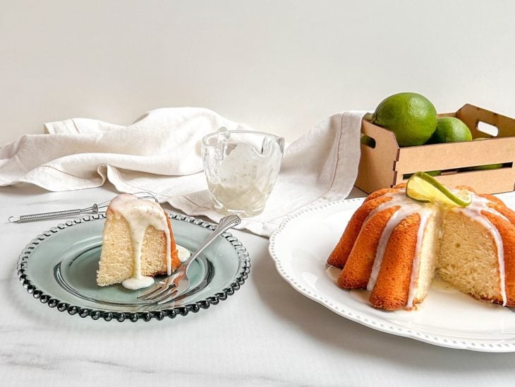 Bolo de limão na air fryer fatiado pronto para consumo.