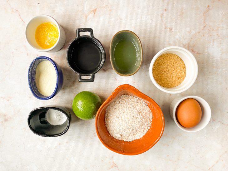 Ingredientes para a receita reunidos em uma bancada.