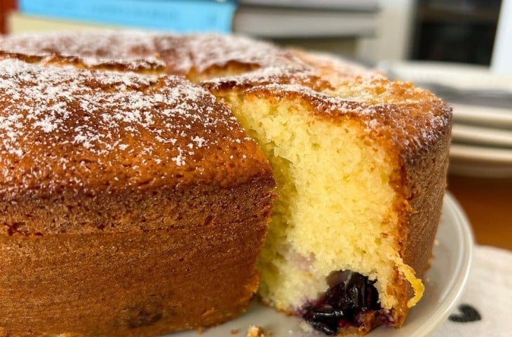 Bolo de limão-siciliano com mirtilo