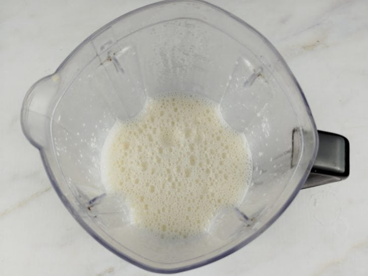 Ovos, leite, óleo, sal e açúcar batidos no liquidificador.