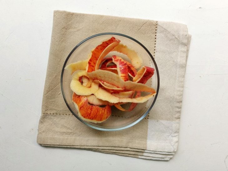Cascas da maçã em uma tigela.