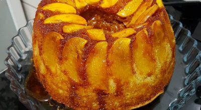 Bolo de maçã caramelizada