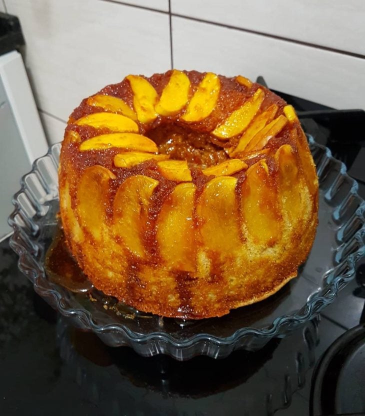 Bolo de maçã caramelizada