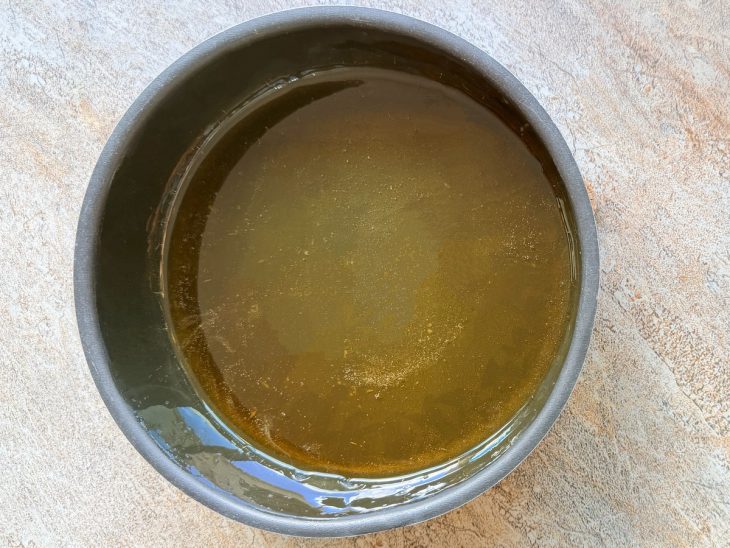 Caramelo transferido para a forma.