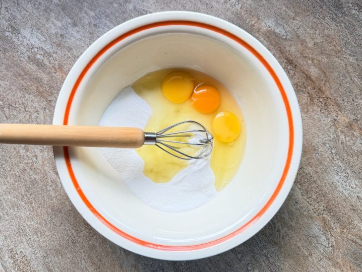 Ovos e açúcar na tigela.