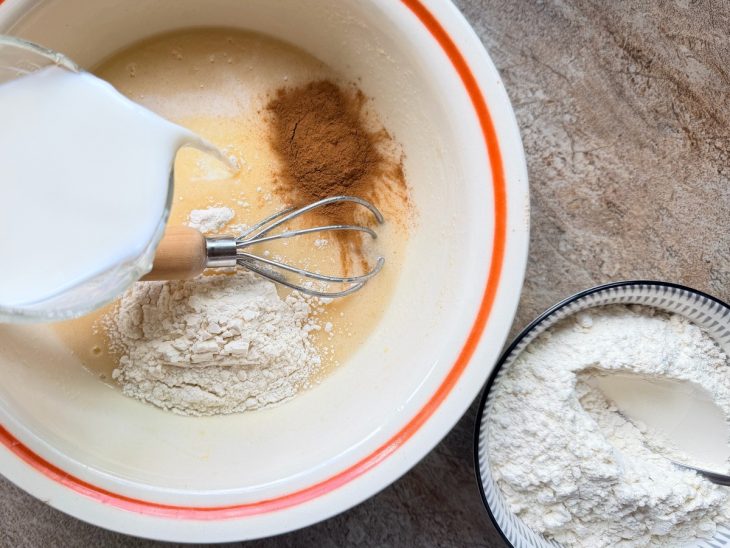 Óleo e farinha adicionados na mistura.