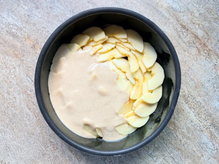 Massa sendo transferida para a forma.