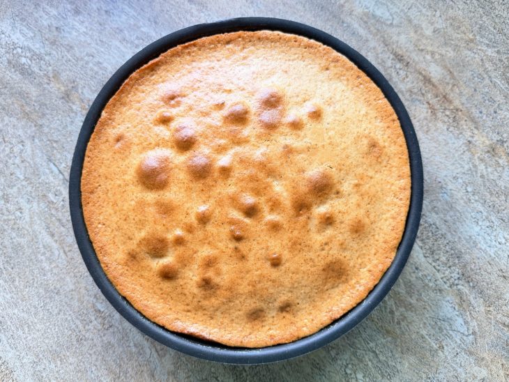 Bolo assado, saído do forno.