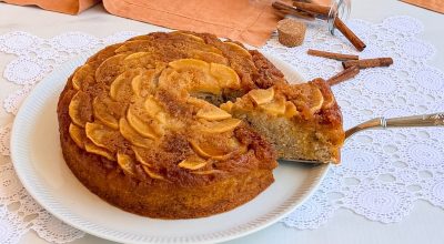 Bolo de maçã caramelizada
