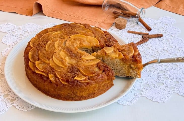 Bolo de maçã caramelizada