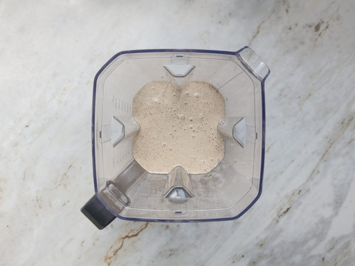 No liquidificador, os ingredientes batidos.