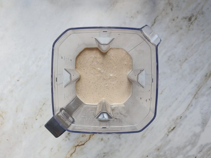 Aveia, fermento e amido adicionados e batidos no liquidificador.