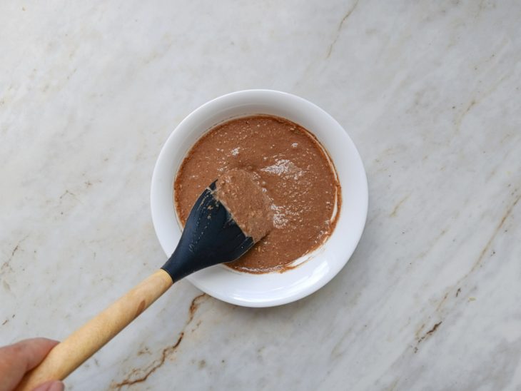 Massa reservada misturada com cacau.