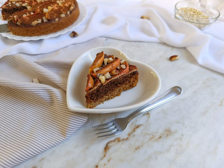 Bolo pronto, fatia servida em prato.